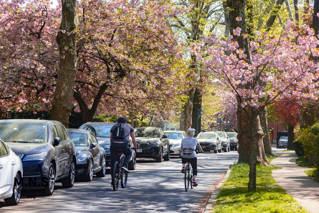 98-51 64th Avenue Forest Hills Queens NY 11374